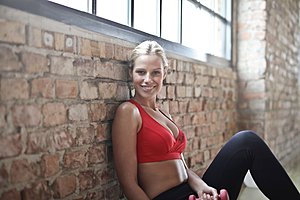 Aerobics.nu Ruim 18 jaar oud 2.900 x op gezocht-woman-wearing-red-sports-bra-and-black-pants-863974-jpg