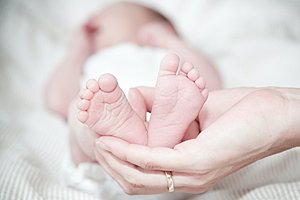 Geboortekaartje.org | 49.500 x op gezocht | Affiliate | Breed inzetbaar-close-up-hands-holding-baby-feet-325690-jpg