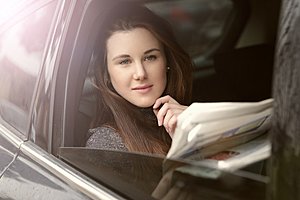 Premium Lease domein: LeasebedragBerekenen.nl-young-woman-with-newspaper-car-3783081-jpg