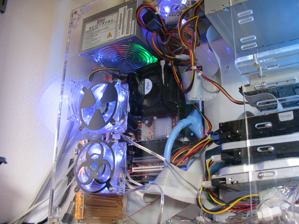 Transparante PC met Neon Blauwe lichten! - 350-img_0069-jpg