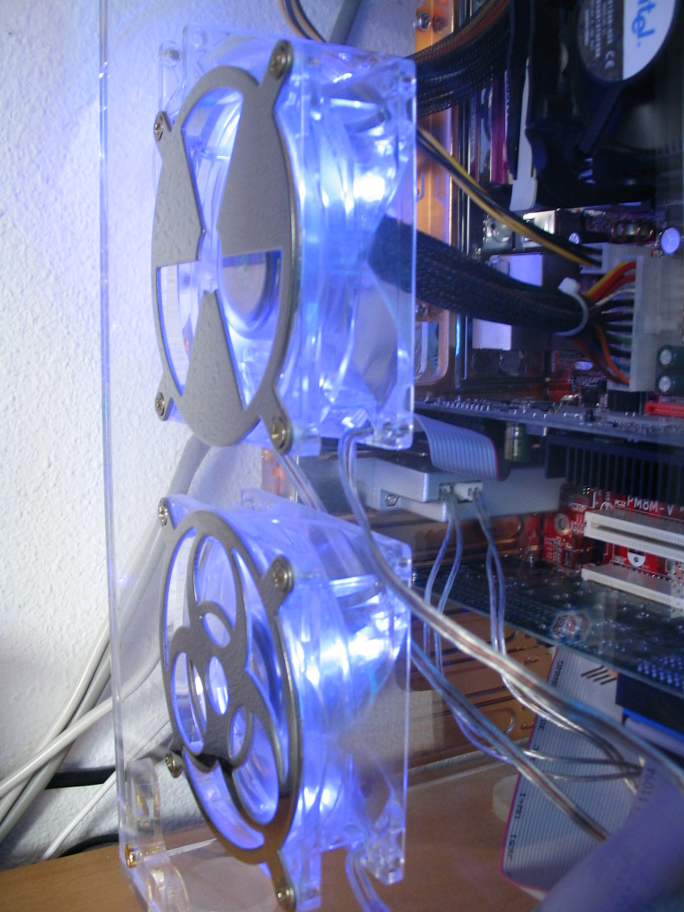 Transparante PC met Neon Blauwe lichten! - 350-img_0078-jpg